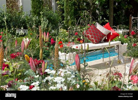  The Turkish Garden: Une Ode Botanique à la Sérénité et aux Couleurs Vibrantes